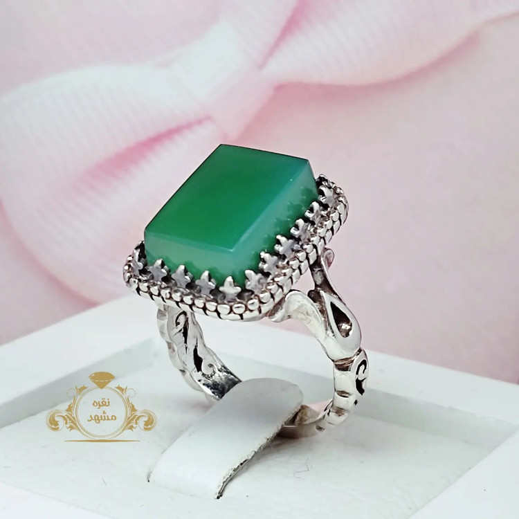 انگشتر پر فروش رهبری عقیق سبز با رکاب نقره