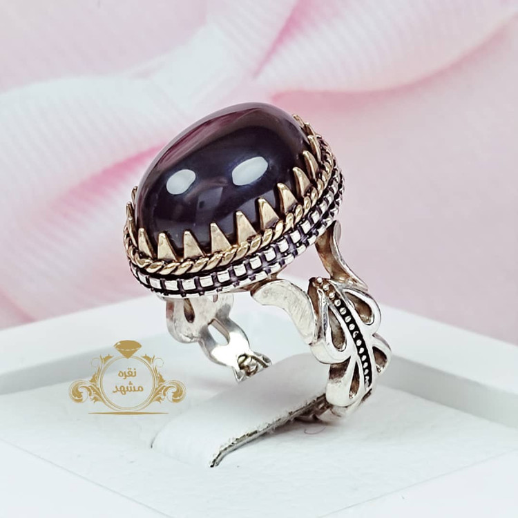 انگشتر عقیق سیاه مردانه با تاج برنجی