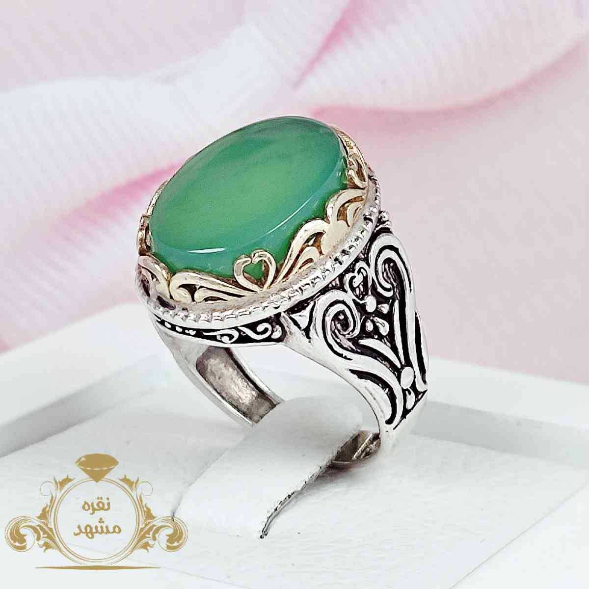 انگشتر مردانه عقیق سبز معدنی تاج طلایی