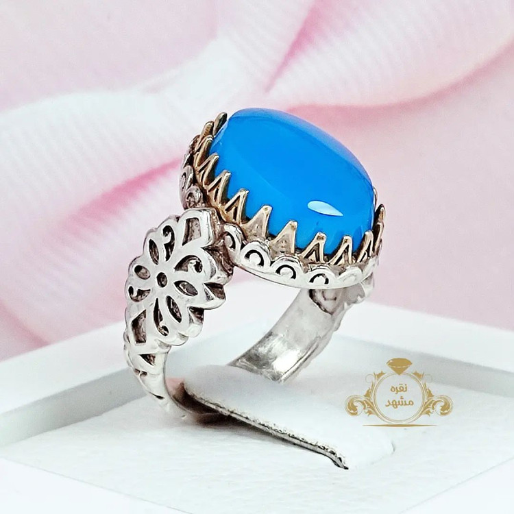 انگشتر مردانه عقیق آبی با رکاب نقره و تاج برنجی
