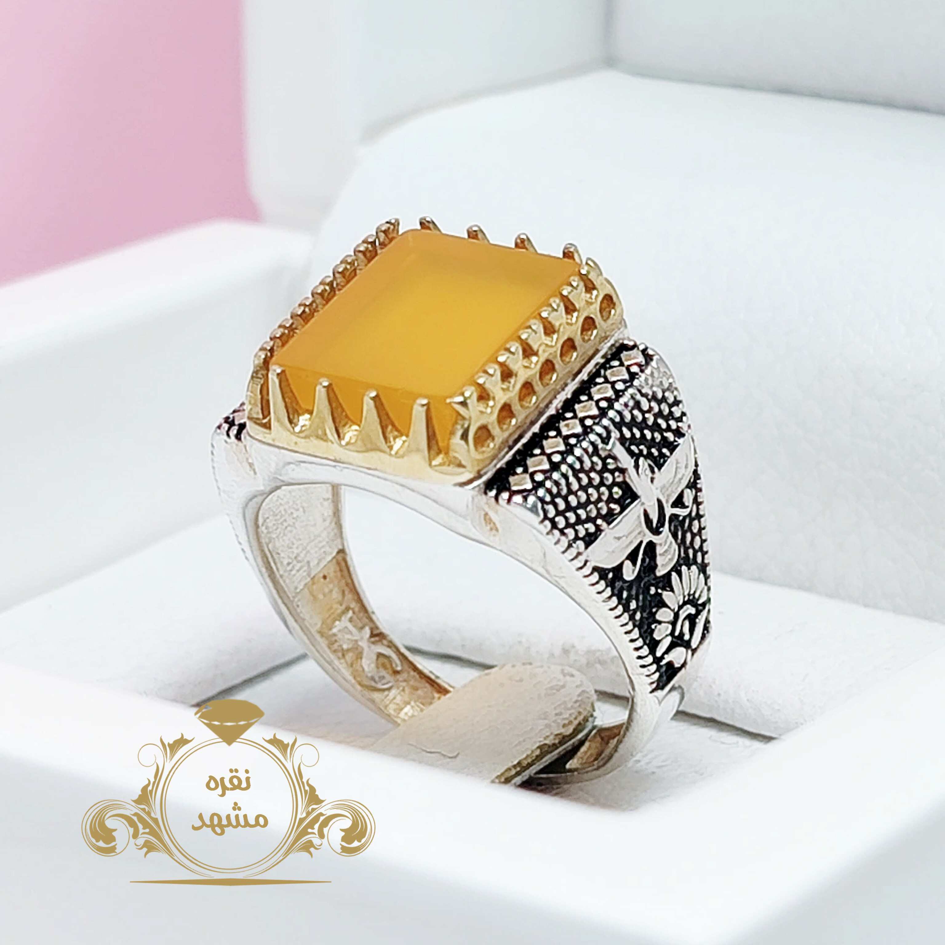 نماد فروهر انگشتر عقیق زرد چهار گوش