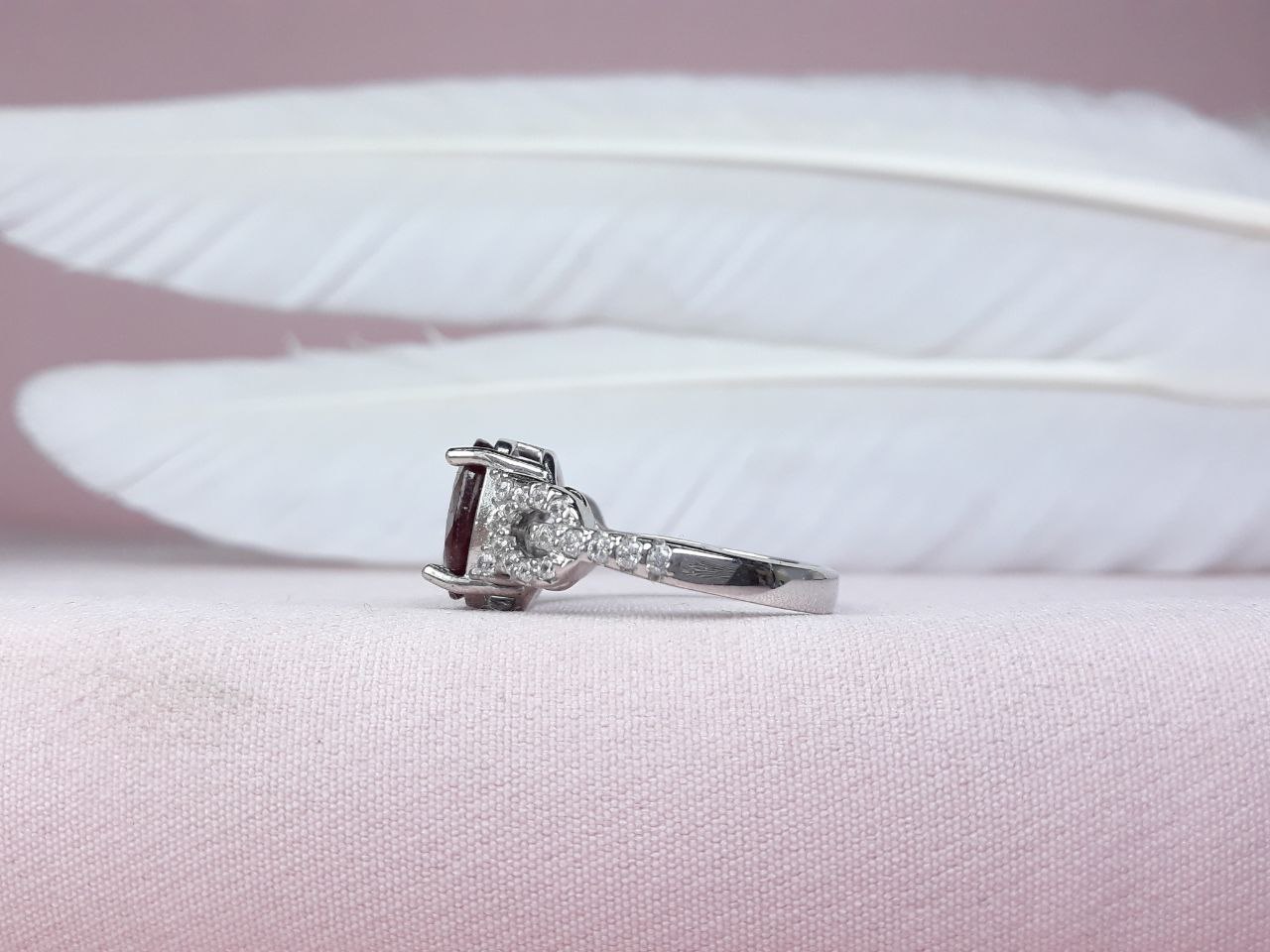 انگشتر زنانه یاقوت سرخ تیره تراش جواهر خاص