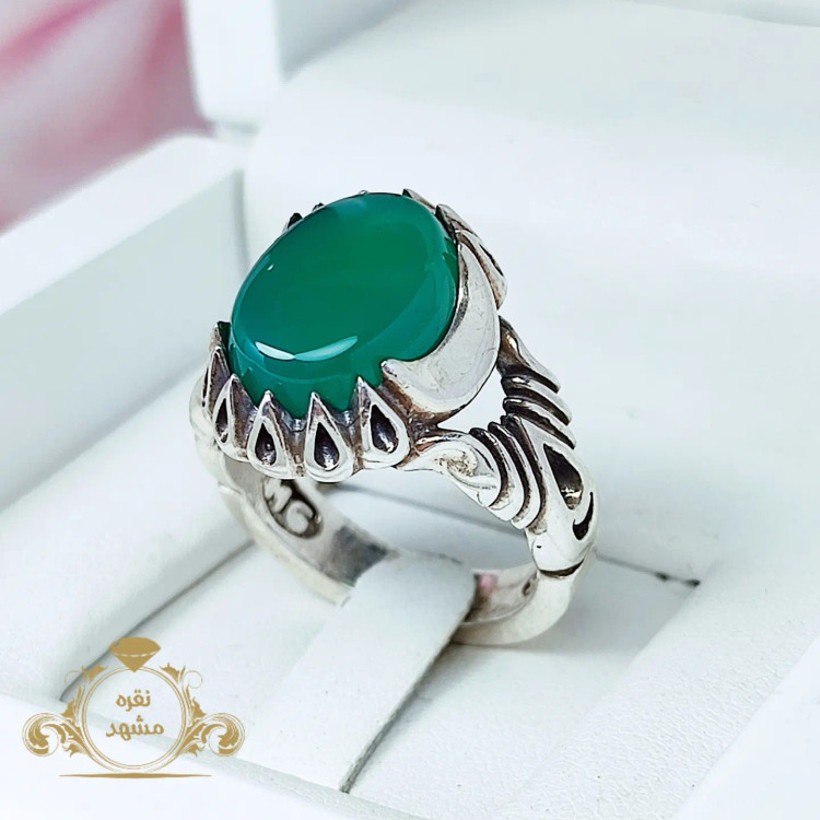 انگشتر مردانه عقیق سبز با رکاب چنگ اشک