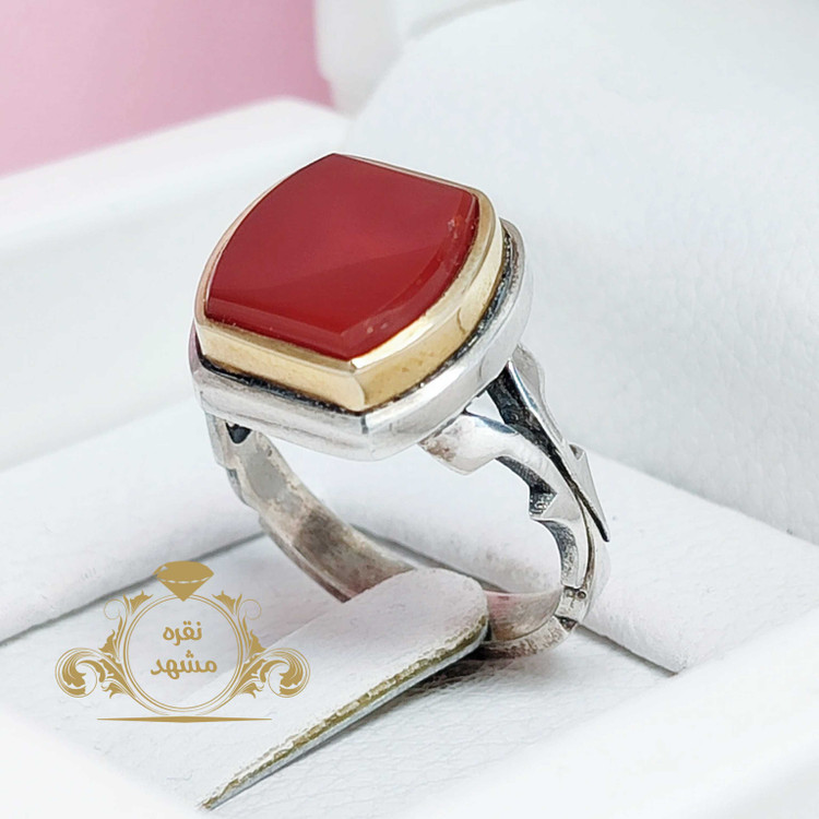 انگشتر مردانه عقیق سرخ تاج برنجی نگین اصل