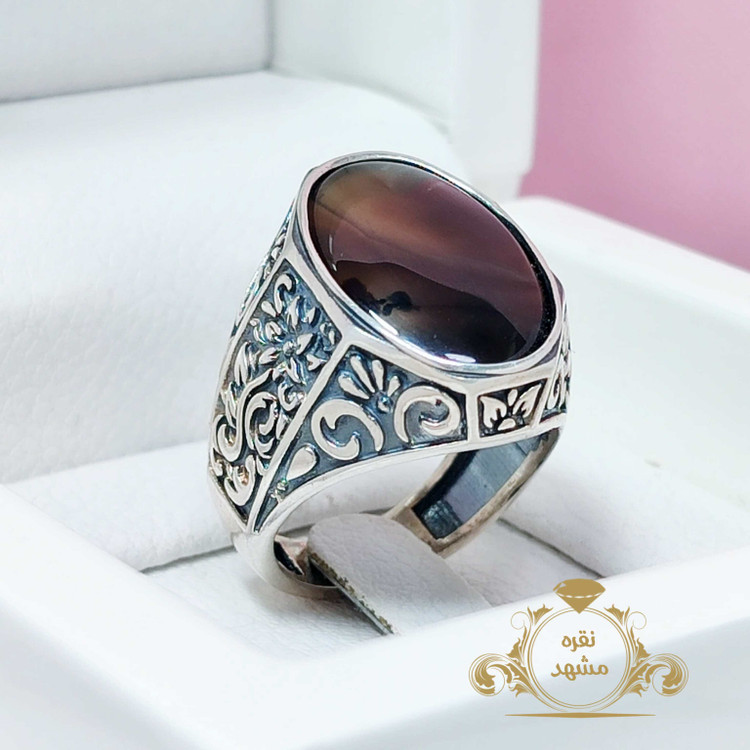 انگشتر مردانه نقره عقیق قهوه ای سبک قلم زنی