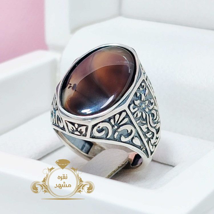 انگشتر نقره مردانه عقیق قهوه ای سبک قلم زنی