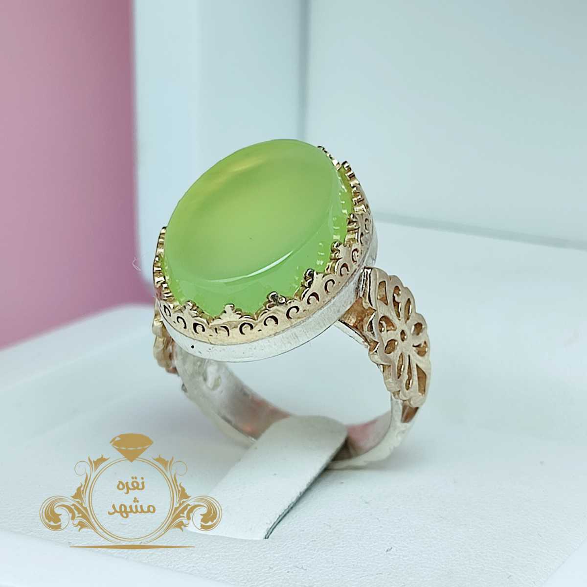 انگشتر عقیق سبز کاهویی اصلی بغل و تاج برنجی رنگ ثابت