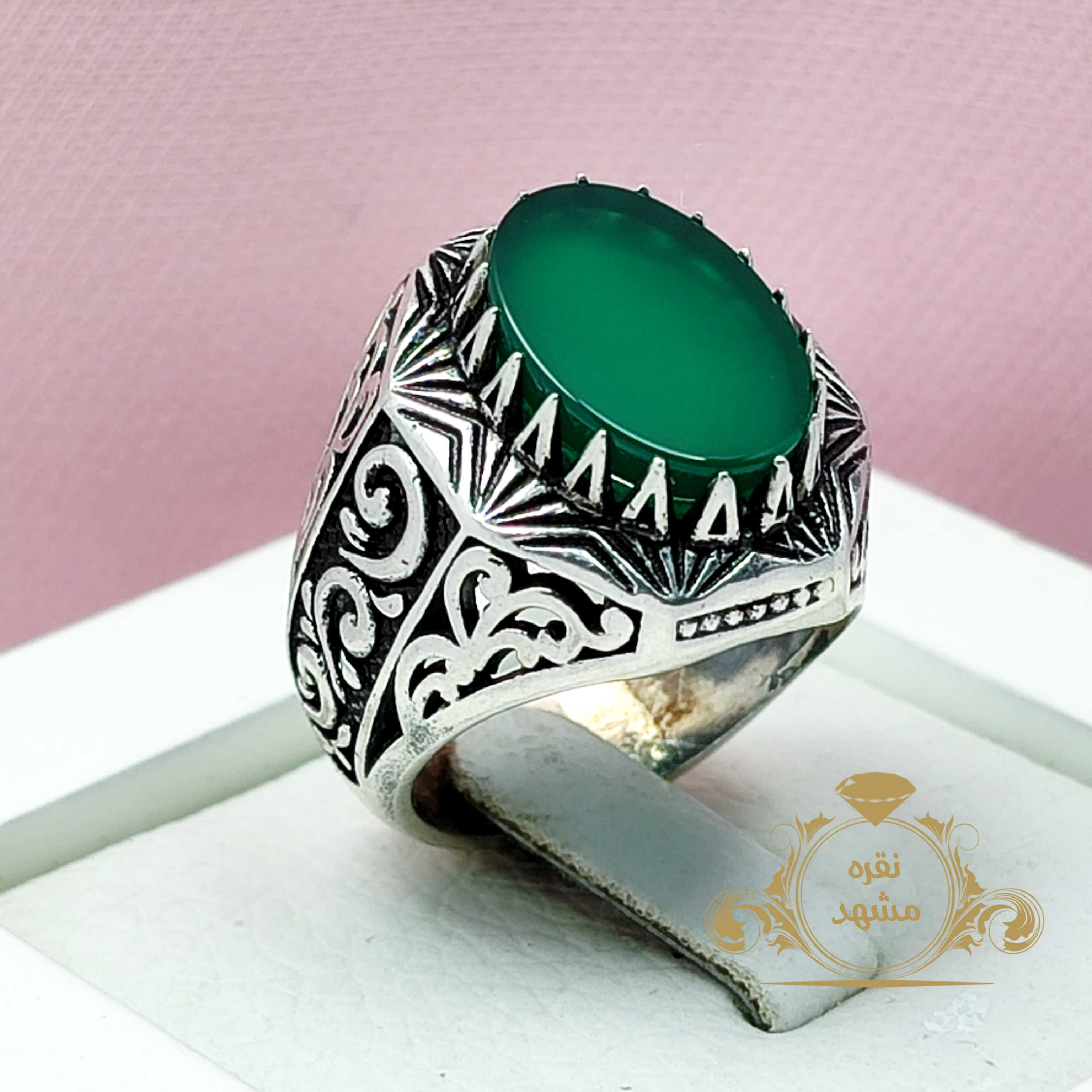 انگشتر عقیق سبز اصلی مردانه طرح قلم‌زنی