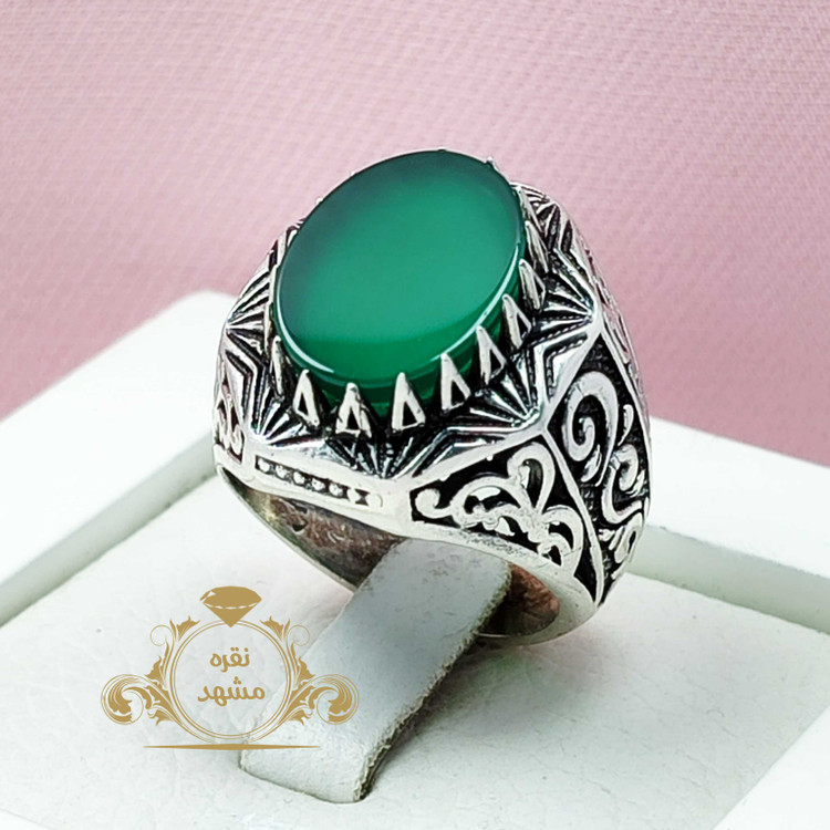انگشتر عقیق سبز اصل مردانه نقره طرح قلمزنی